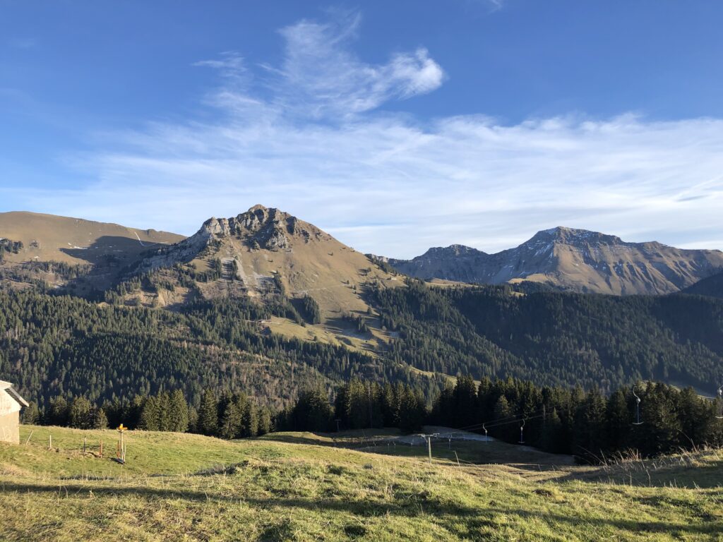 Partage d'histoire de deuil par Lucie, paysage de montagnes Suisse